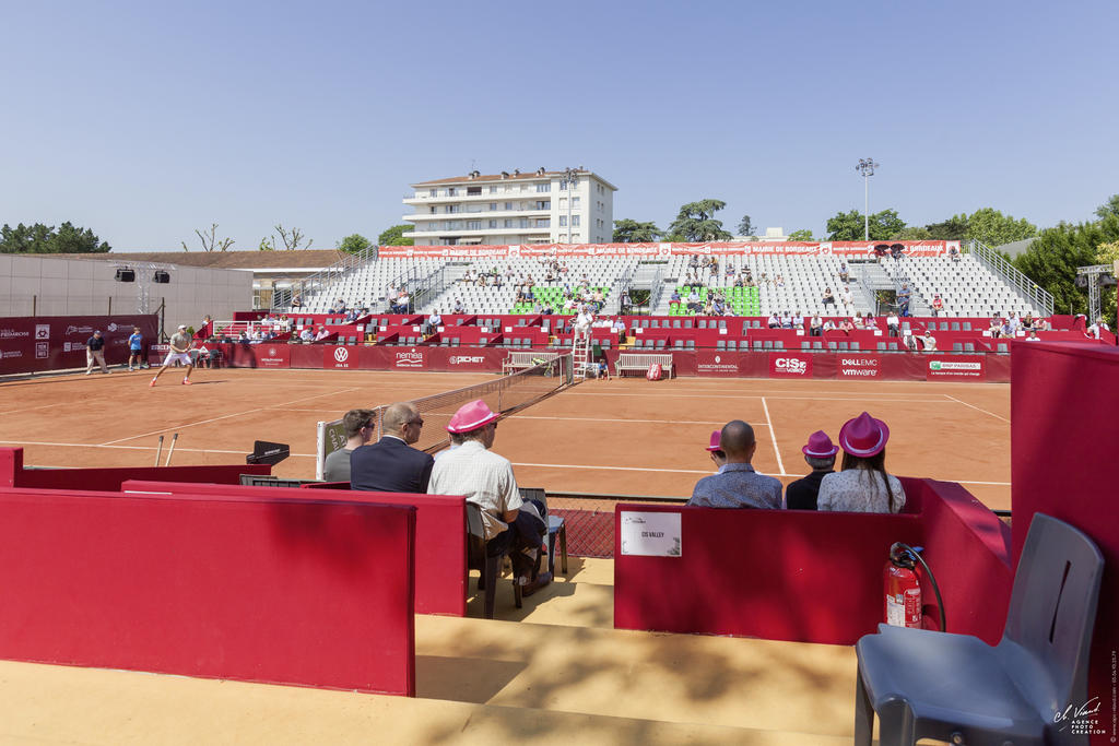 Loges tribune B, vue sur tribune A - match en cours